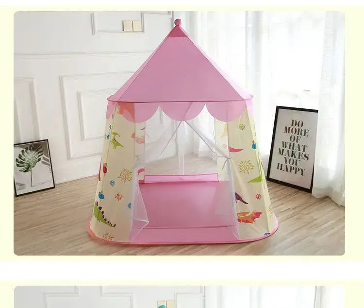 Tente de jeu pour enfants dinosaures au thème de princesse rose, avec bord festonné et impression de dinosaures sur les côtés, conçue comme un château pliable portable pour les enfants