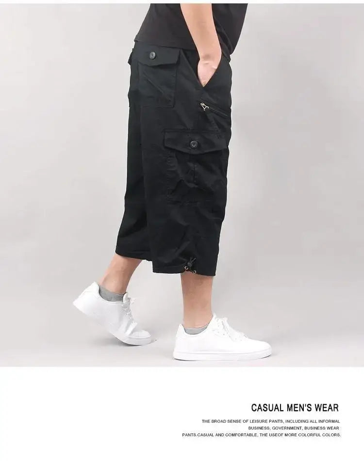 Bermudas cargo en coton noir pour hommes, avec plusieurs poches et une coupe décontractée à mi-cuisse, pour une tenue d’été décontractée.