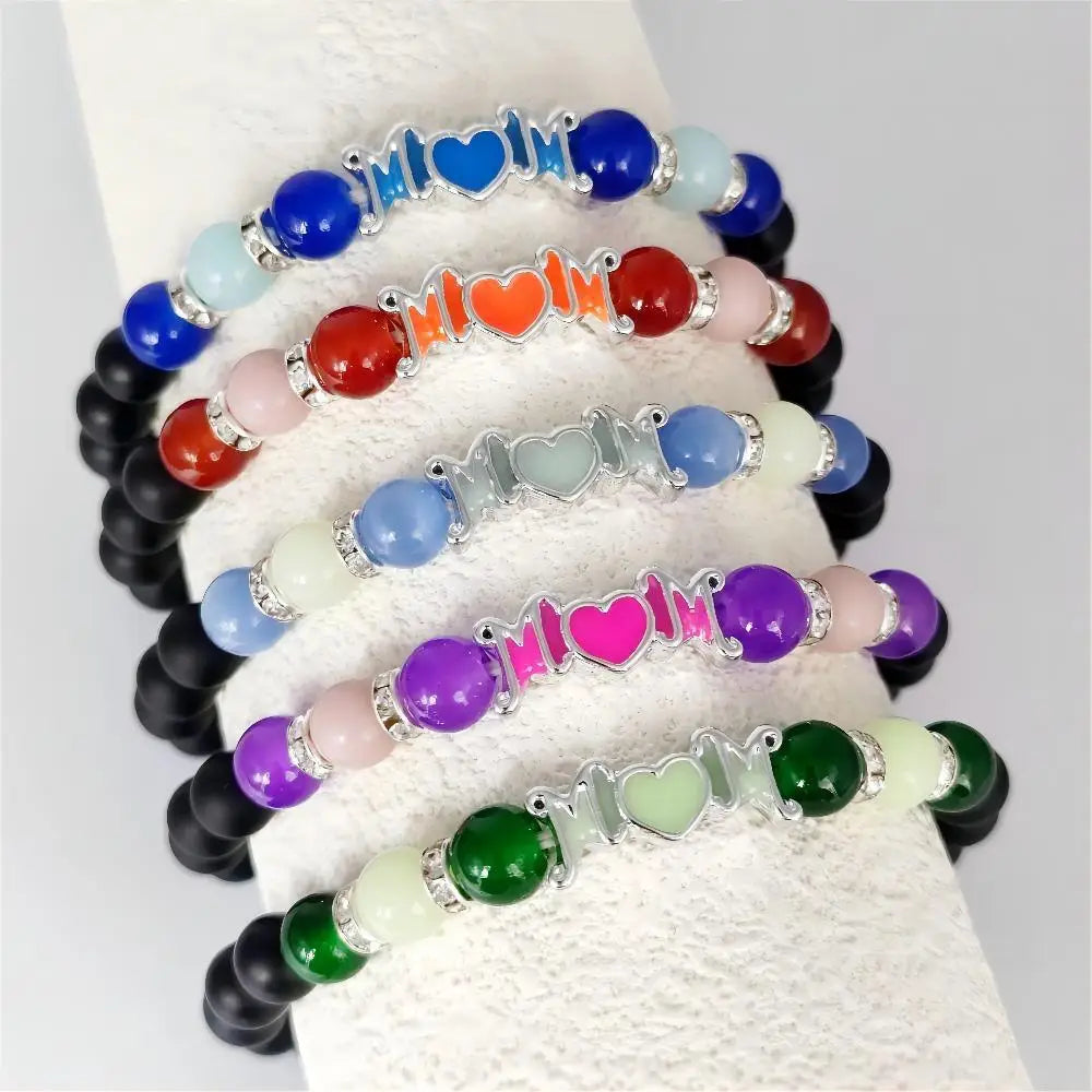 Brazaletes para madre con brillo colorido en la oscuridad, con acentos de gemas brillantes y dijes con tono plateado, ideales como joyería de regalo para mamá.
