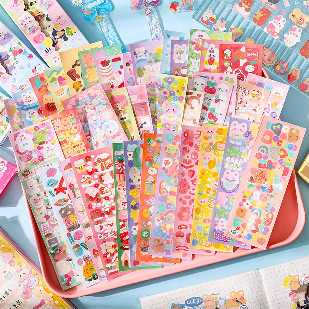 Eine lebendige Sammlung farbenfroher kawaii-hübscher Cartoon-Aufkleberbogen mit verspielten Motiven für Scrapbooking- und Tagebuchdekoration.