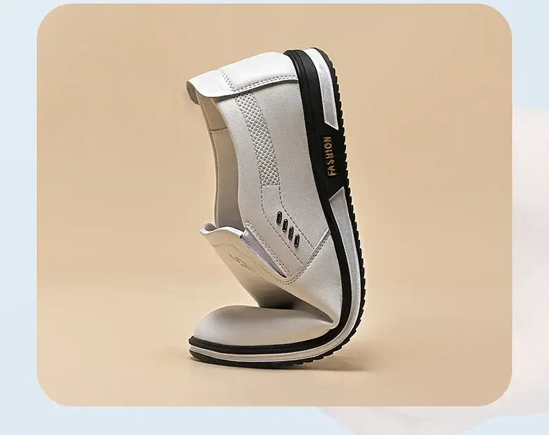 Zapato de conducción casual de cuero para hombre, tipo slip-on, en color blanco, con detalles en negro y un panel lateral de malla texturizada.