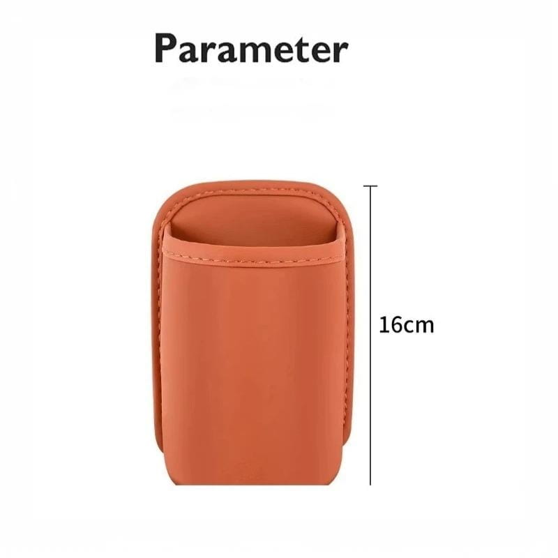 Porta teléfono de cuero color naranja de 16 cm de altura, mostrado como parte de un organizador para asiento de coche y portavasos.