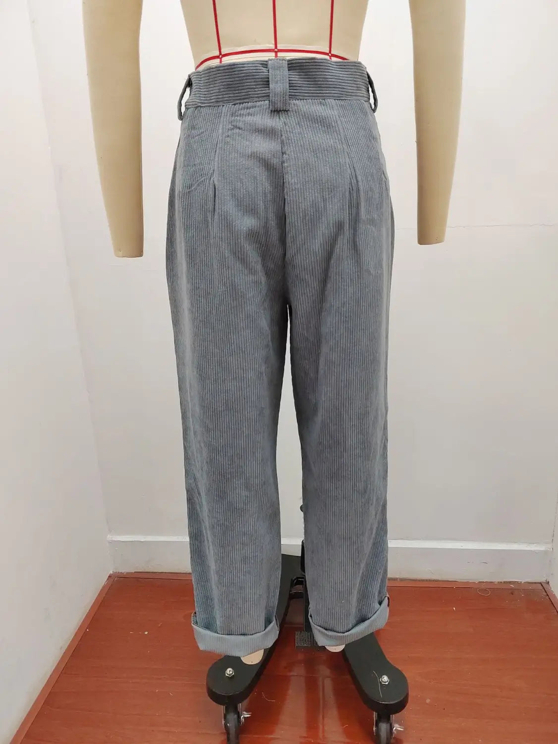 Pantalon en velours côtelé gris à fines rayures taille haute ample avec bas retroussés.