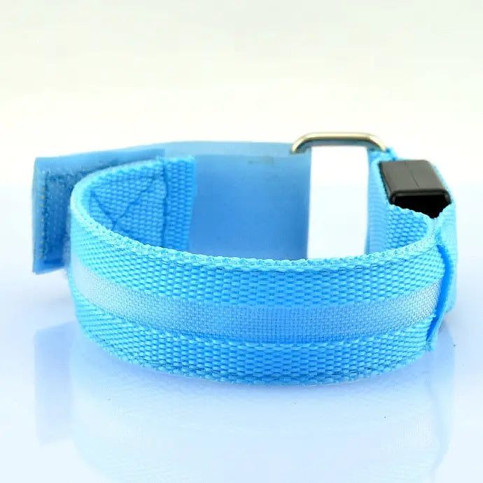 Collar para perro de tela tejida azul claro, con tira reflectante y hebilla de plástico negro, diseñado para la seguridad durante actividades de brazalete de seguridad LED recargable por USB para correr.