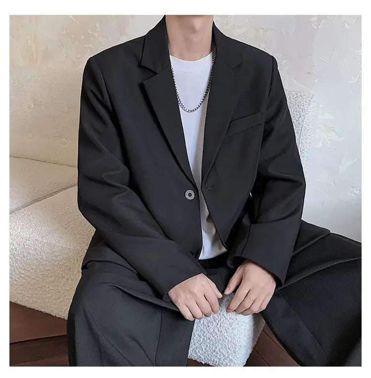 Herren-Casual-Sakko in Schwarz mit elegantem modernem Schnitt und dezentem Schimmer, gefertigt aus hochwertigem Material.