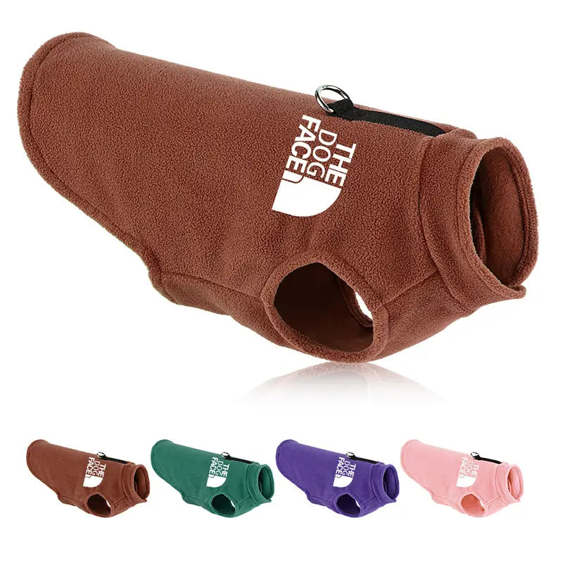 Braune Fleece-Hundeweste mit schwarzem Reißverschluss und dem weißen The North Face-Logo, entworfen für kleine bis mittelgroße Hunde.