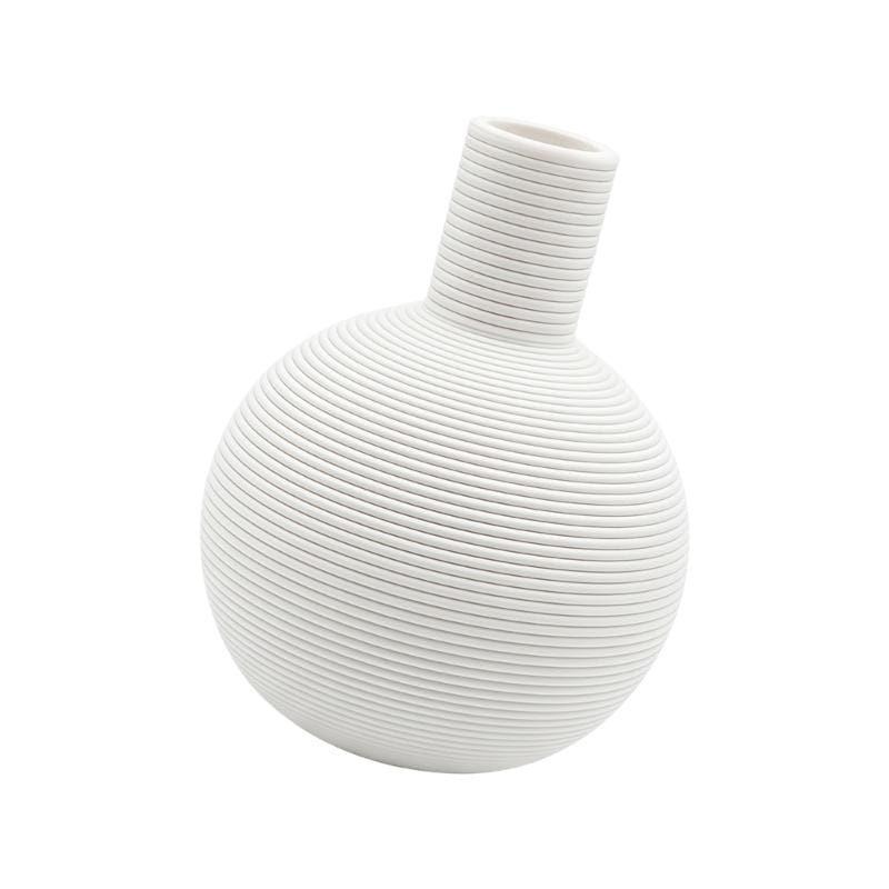 Vase décoratif en céramique blanc, pièce unique, à corps cannelé arrondi et col élancé, présentant une texture cannelée assortie, idéal comme pot à fleurs décoratif, pièce unique.
