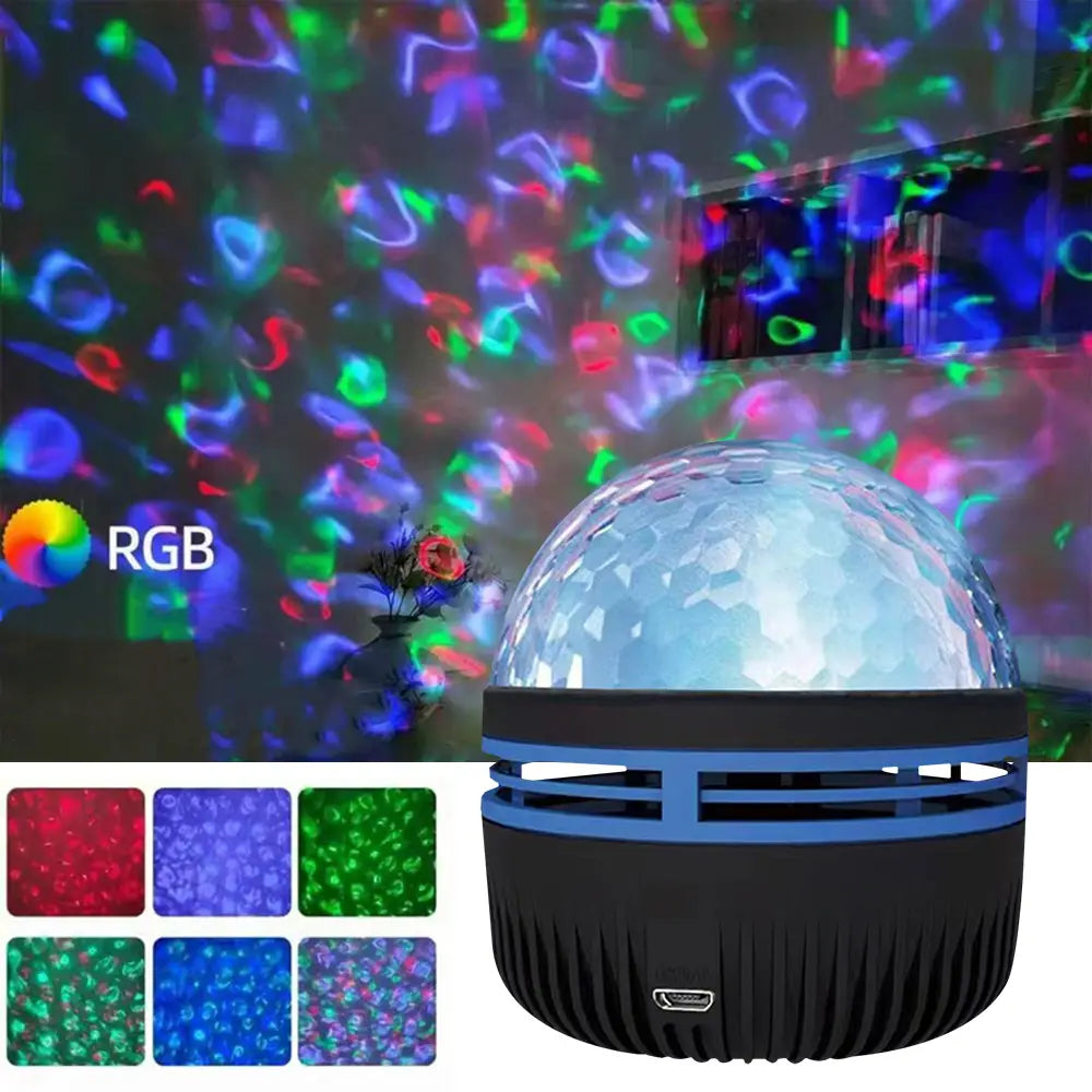 Un projecteur de boule disco RVB noir et bleu élégant, avec coupole en cristal facettée, conçu pour projeter des motifs vibrants de ciel étoilé multicolores comme veilleuse.