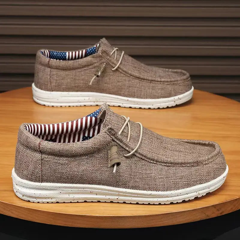 Chaussures décontractées de type mocassins à enfiler en toile pour hommes, en toile beige, avec des semelles en caoutchouc blanches et une doublure à rayures avec motif de drapeau américain.