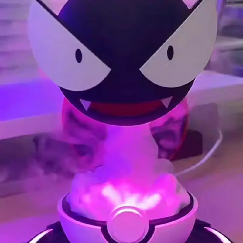 Ein schwarzer und weißer, mewtwoförmiger 3D-gedruckter leuchtender Luftbefeuchter mit roten Akzenten, der violett leuchtenden Rauch ausstößt, gestaltet als Gastly-inspirierte Pokémon-Figur.