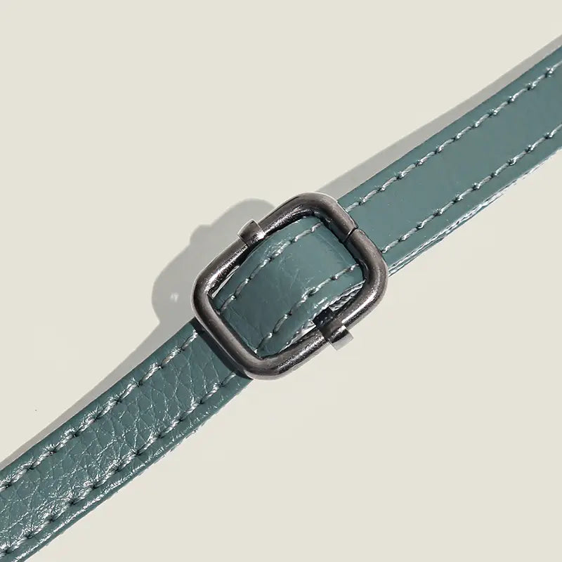 Tealfarner Gürtel aus echtem Leder für Damen mit matte-schwarzer Metallschnalle, kombiniert mit einer Umhängetasche aus echtem Leder