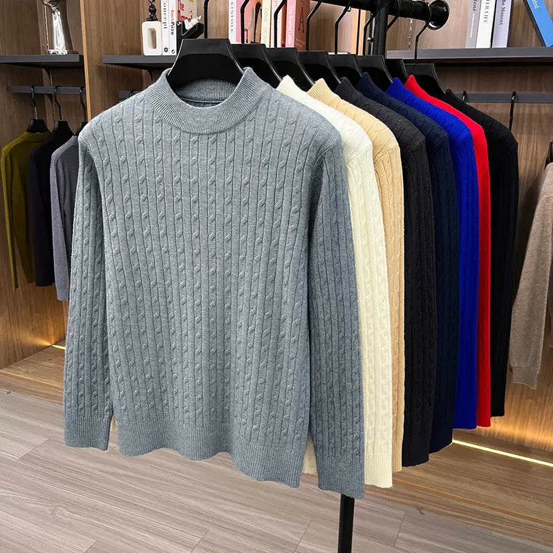 Grauer Zopfstrick-Pullover mit geripptem Rundhalsausschnitt und langen Ärmeln, dargestellt auf einem schwarzen Kleiderbügel unter weiteren Farboptionen in der Kollektion Herren-Zopfstrick-Pullover mit Rundhalsausschnitt.