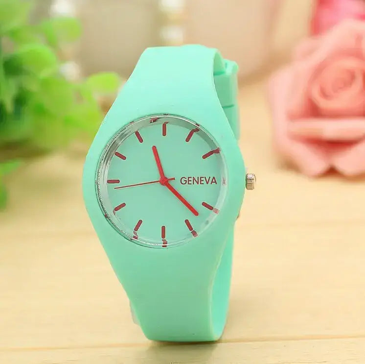 Montre à quartz pour femmes Genève en silicone vert menthe, cadran rond transparent, aiguilles et marqueurs rouges, conçue pour une tenue décontractée.