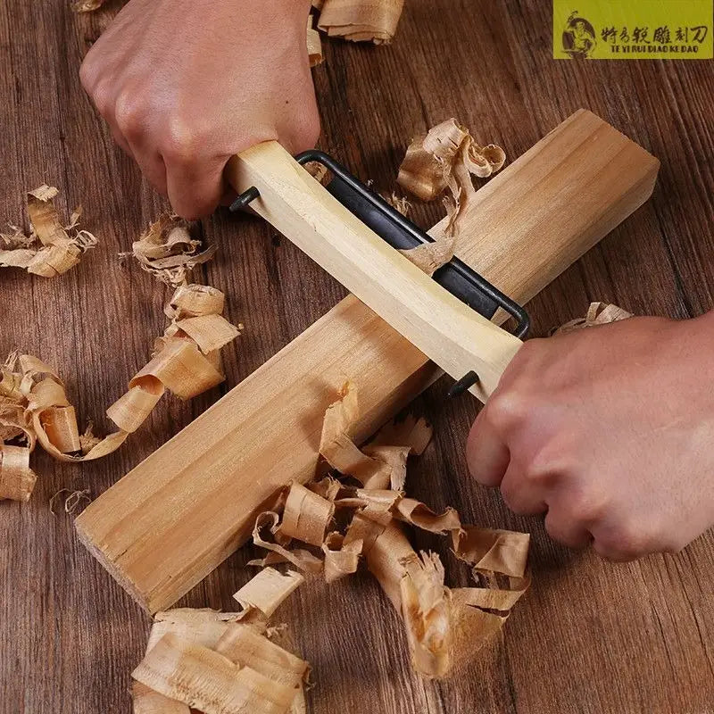 Raboteuse à main en bois de rose de couleur claire avec des éléments métalliques noirs, produisant des copeaux fins de bois à partir d’un bloc pour les travaux de finition en menuiserie.