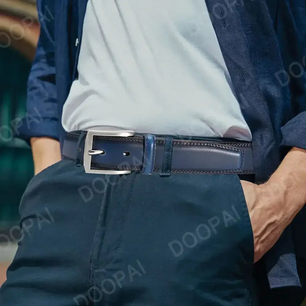 Ceinture à cliquet en cuir pour homme bleu marine, avec boucle automatique rectangulaire à l’aspect argenté.