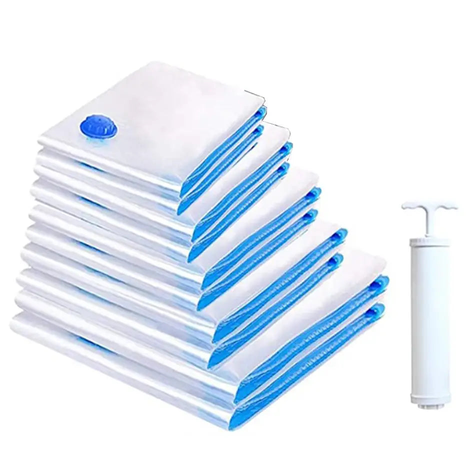 Pile de sacs de compression blancs et bleus avec pompe manuelle assortie pour sacs de stockage sous vide, conçus pour la literie et les vêtements.