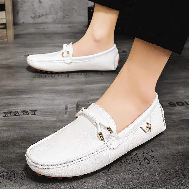 Chaussures à enfiler habillées en cuir blanc pour hommes, se portant sans effort avec des chaussures décontractées, avec des accents métalliques ton or et un design cousu.