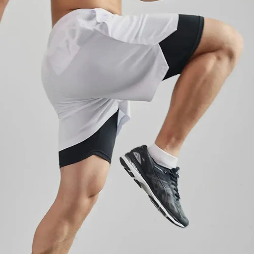 Herren-Anime-Kompressionsshirt- und -Shorts-Set mit weißen und schwarzen Sportshorts in einem zweilagigen Zweiteiler-Design für verbesserte Leistung und Komfort.