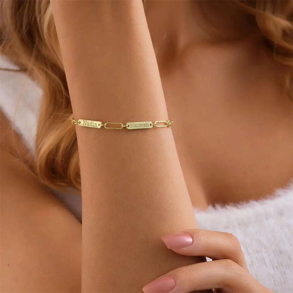 Armband mit goldfarbenem Kettenzubehör mit individuell gravierten Leder- Namensplaketten mit „nadia“ und „natimah“ für Herren.