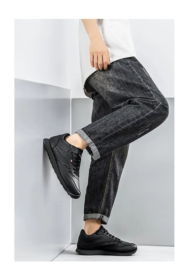 Schwarze Ledersneaker für Herren mit elegantem, minimalistischem Design und dezenten Markenzeichen, ideal für Freizeit und Sport