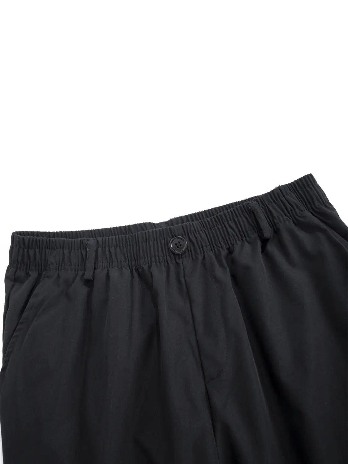 Herren-Cargo-Hose, leger, mit mehreren Taschen, aus schwarzem Material mit elastischem Bund, mit einfachem Knopfverschluss, entworfen für Komfort und Alltagstauglichkeit.