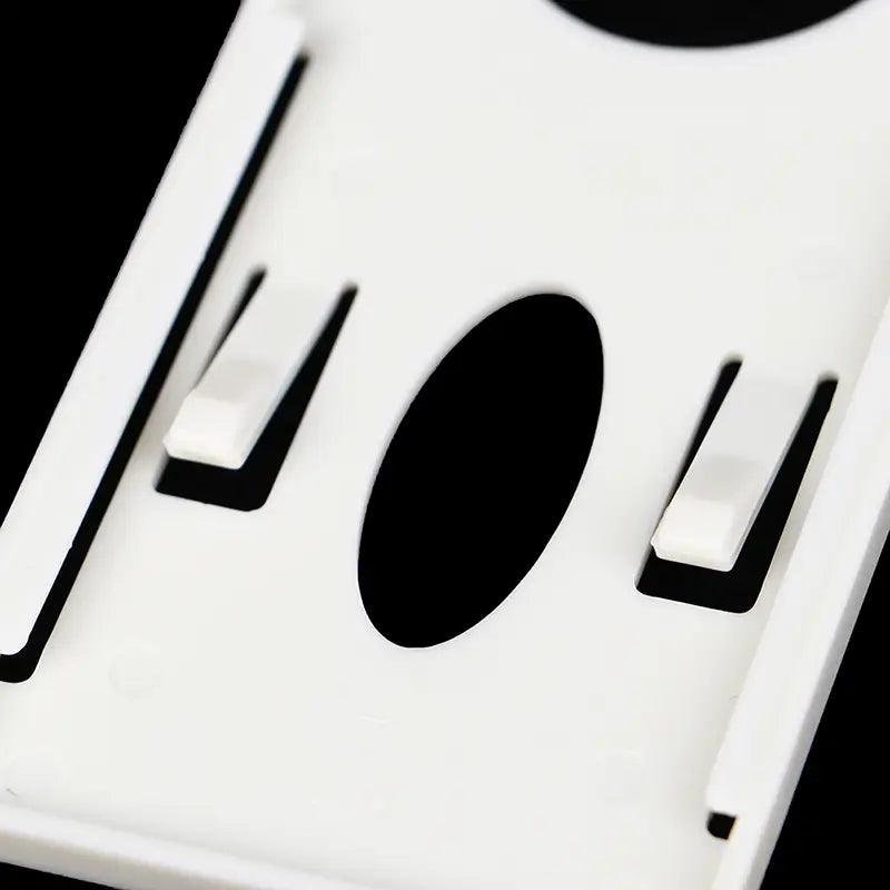 Soporte para tarjeta en el parabrisas de plástico blanco para multas de estacionamiento con recorte ovalado central y dos ranuras rectangulares a ambos lados.