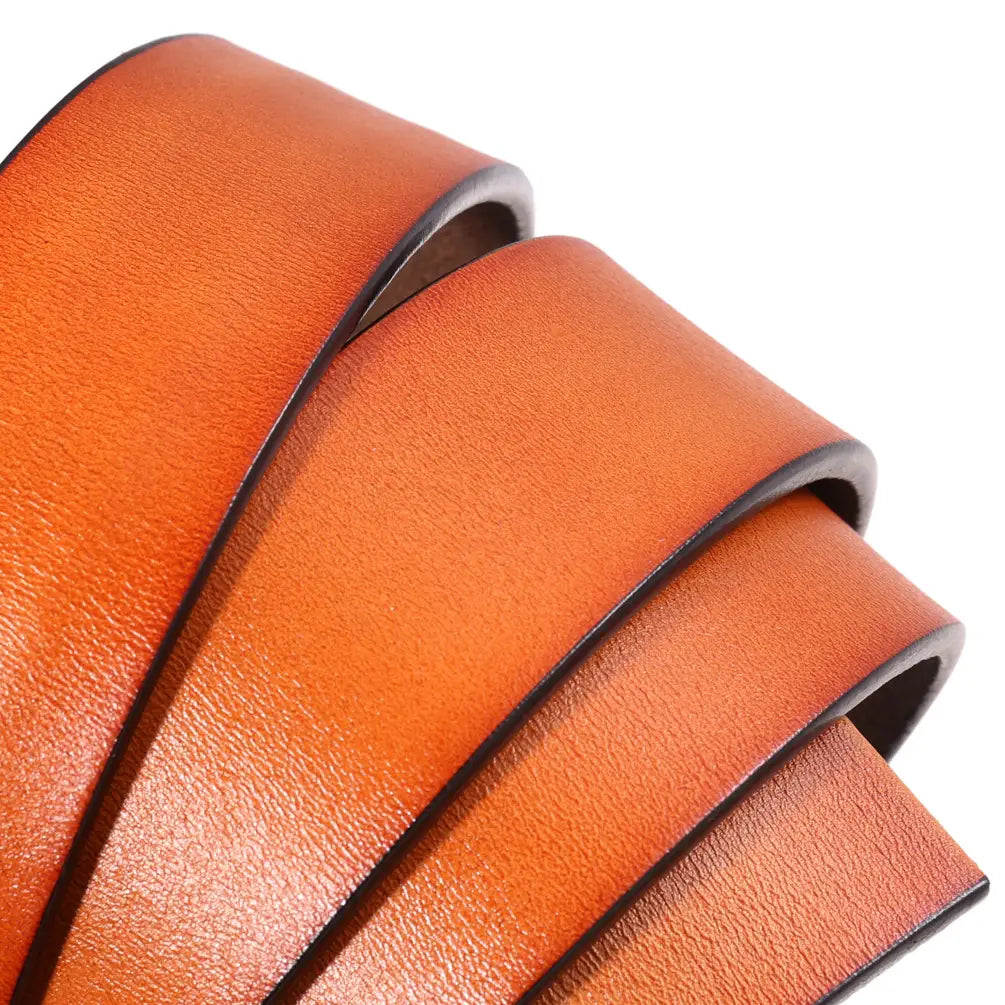 Une sangle de ceinture en cuir à cliquet sans trous 3,5 cm pour homme en cuir beige riche, avec une surface lisse légèrement texturée et des bords noirs soigneusement cousus.