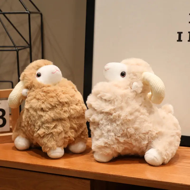 Zwei Plüschschaf-Geschmacktiere aus zartem Hellbraun mit weißen Pfoten und Gesicht sowie cremefarbenem Off-White mit passenden weißen Merkmalen, niedliche Kawaii-Weichpuppen.