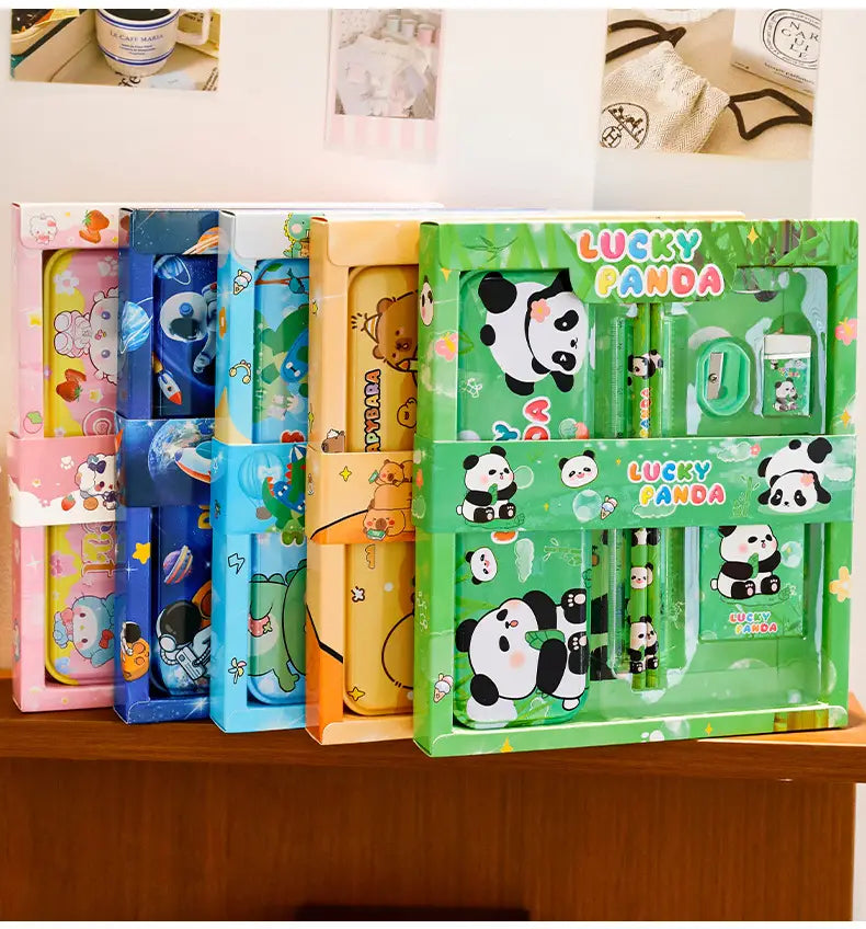 Kinder-Kinderzeichentrick-Schreibwaren-Set mit dem grünen Glücks-Panda-Motiv und Cartoon-Pandas auf einem lebhaften, blättrigen Hintergrund, mit passenden Bleistiften und Accessoires für Schulbedarf-Geschenke.