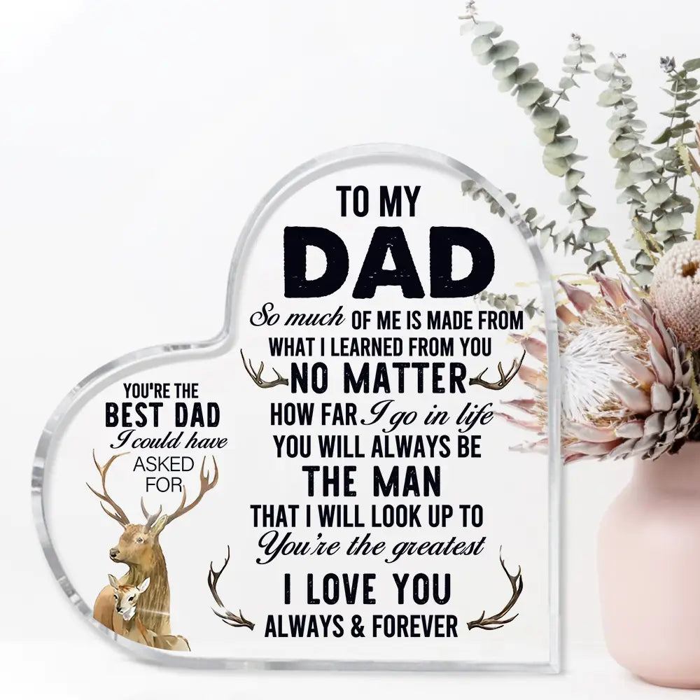Placa acrílica transparente con forma de corazón, con texto negro impreso y con ilustraciones de ciervos, diseñada como un regalo de placa acrílica con corazón para papá.
