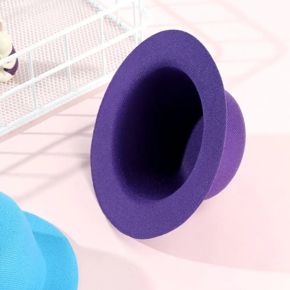 Un haut-de-forme (top hat) en feutre violet éclatant, avec un bord arrondi lisse et une calotte légèrement effilée, conçu comme accessoire de mode pour chapeau de poupée en peluche pour des poupées de 60 cm.
