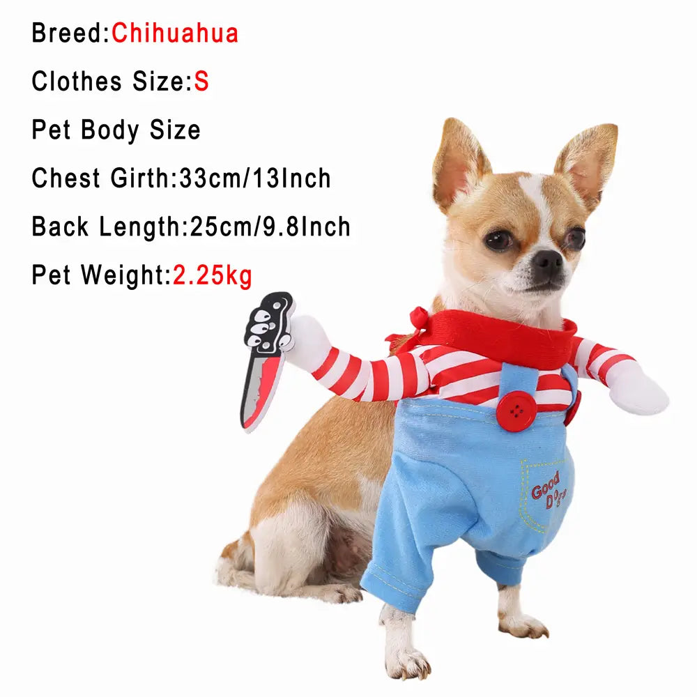 小型から中型の犬や猫向けのコスプレ衣装で、赤と白の縞模様のシャツに青のオーバーオールを着用し、赤いボタン付きで、黒と赤のナイフ小道具を手に持ったチワワ。