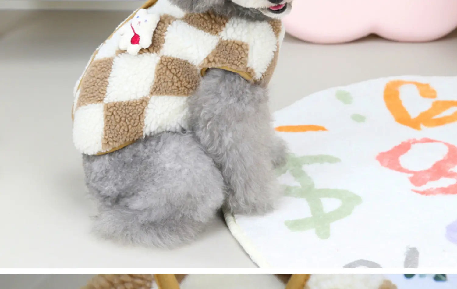 茶色と白のチェック柄をあしらった居心地のよいふわふわのペット用フリース素材子犬ジャンプスーツ、チェック柄コートを着たグレートイプードル。
