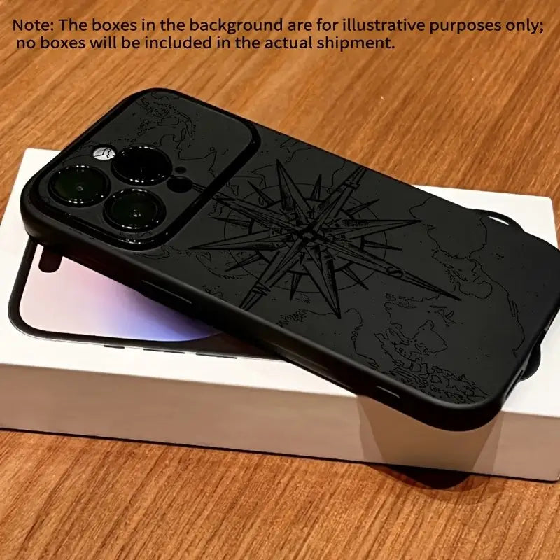 Funda para iPhone negra con una rosa de los vientos y un mapa mundial detallados grabados en un acabado mate sutil, mostrada desde el reverso, diseñada para ser a prueba de golpes y resistente.