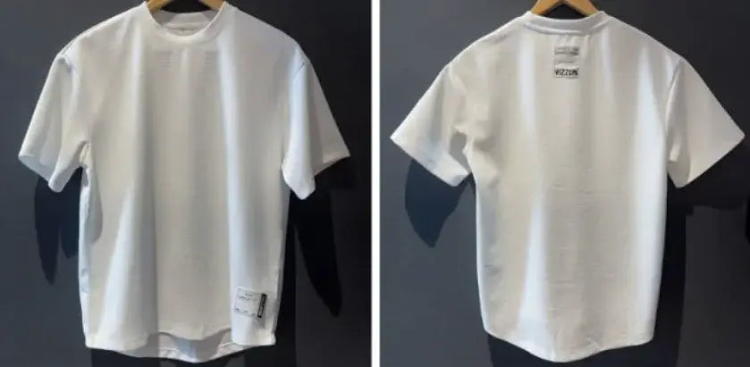 T-shirt en coton blanc pour homme en maille côtelée à col ras du cou, manches courtes, avec des étiquettes de marque discrètes sur la face arrière.