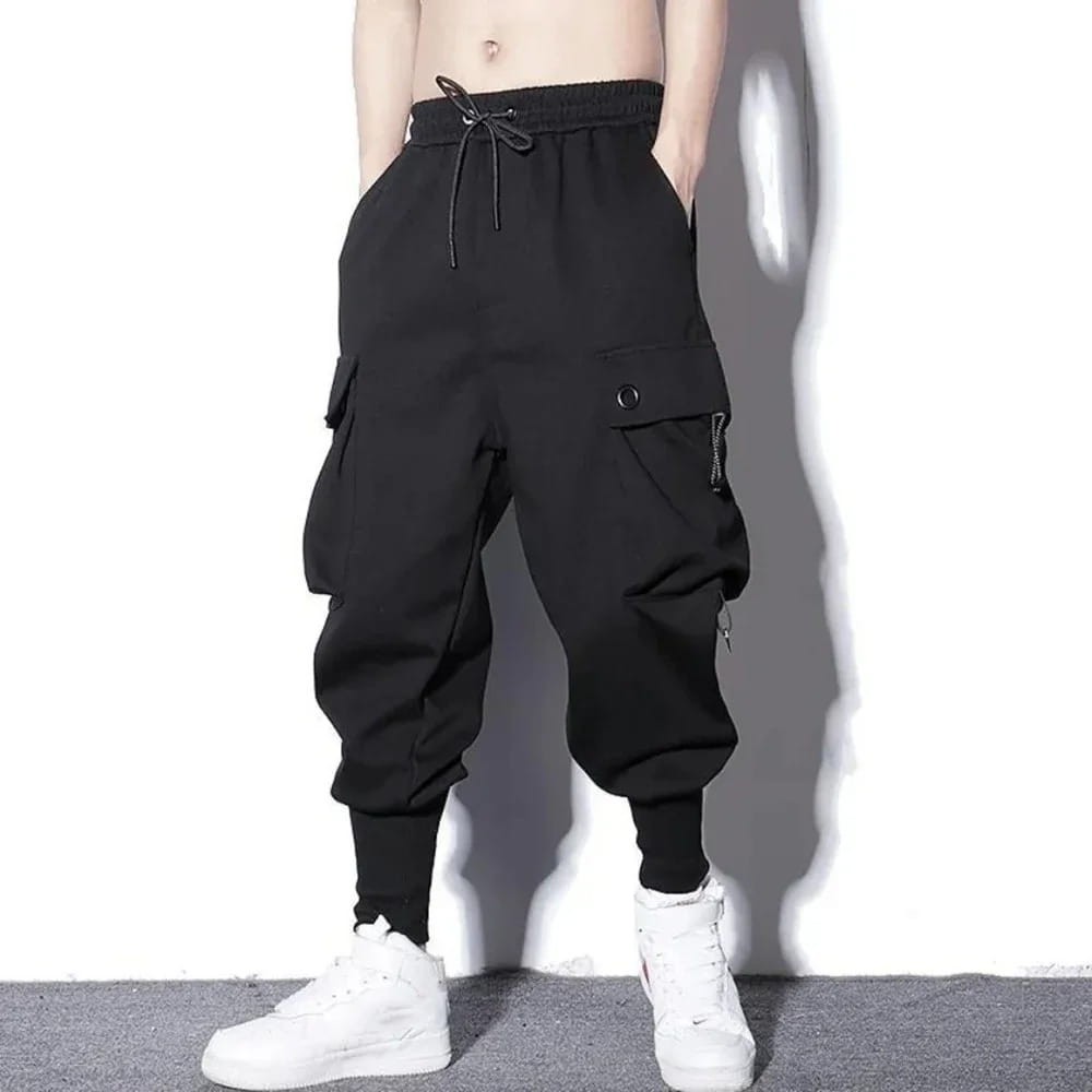 Herren schwarze Cargo-Jogginghosen mit Kordelzug im Bund und mehreren Taschen, ausgelegt für den Freizeitgebrauch.