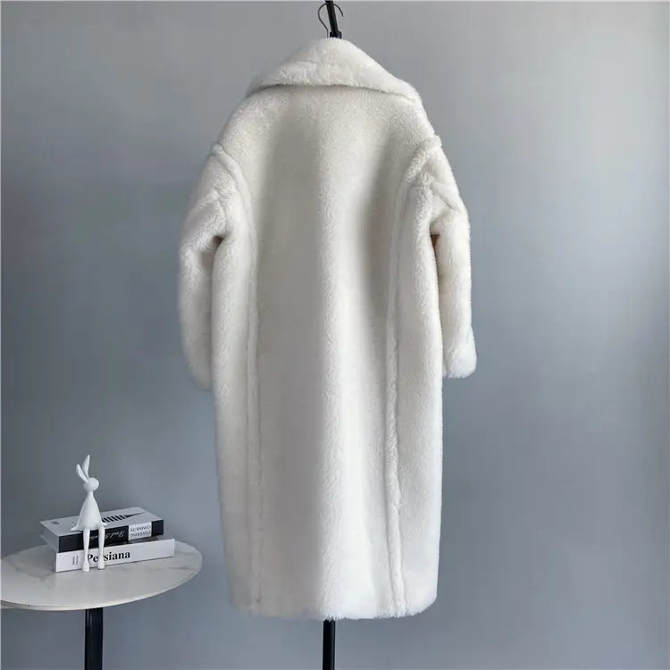 Abrigo exterior tipo osito de peluche largo para mujer de lana en color blanco, esponjoso, con una textura esponjosa y acogedora y cuello clásico, diseñado para la comodidad, prestando atención al contorno de pecho y al contorno de cadera para el servicio de atención al cliente.