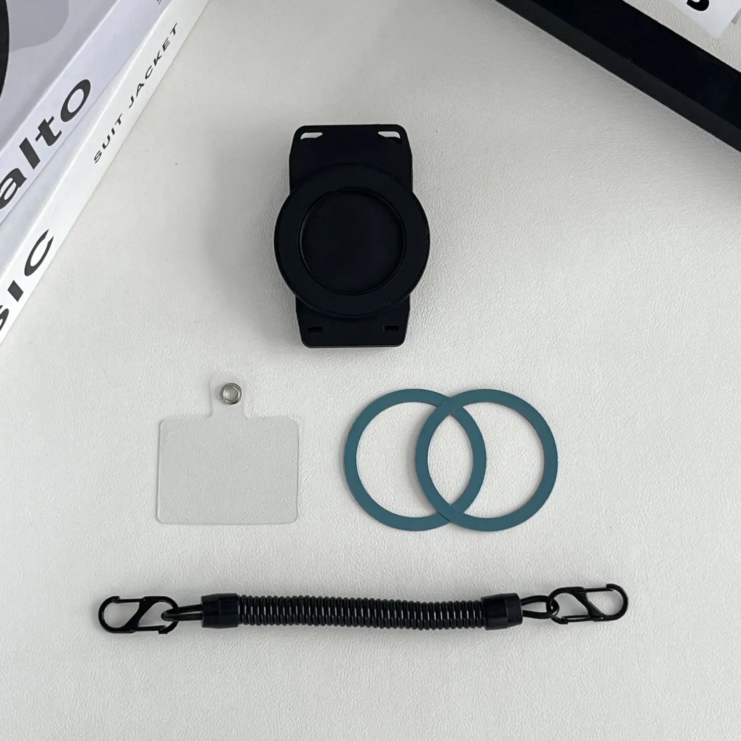 Schwarzer magnetischer Telefon-Rucksackclip Universalhalterung mit verstellbarem Riemen und elastischer Kordel, dargestellt von der Rückseite