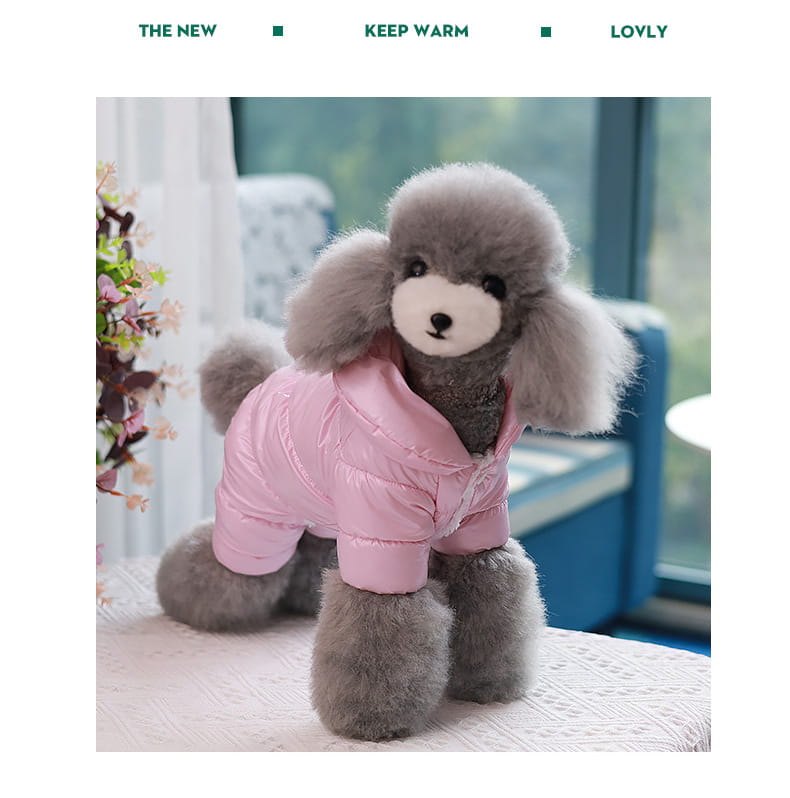ピンクのパファーのペット服を着た、グレーのテディベア風パピー。暖かいコットンのアパレルで、防風性のある冬用コートです