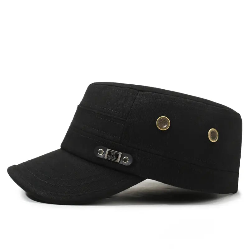 Sombrero de hombre de lona negra con protección UV, gorra plana de ala plana con detalles de botones en tono dorado y una pequeña placa metálica en la visera