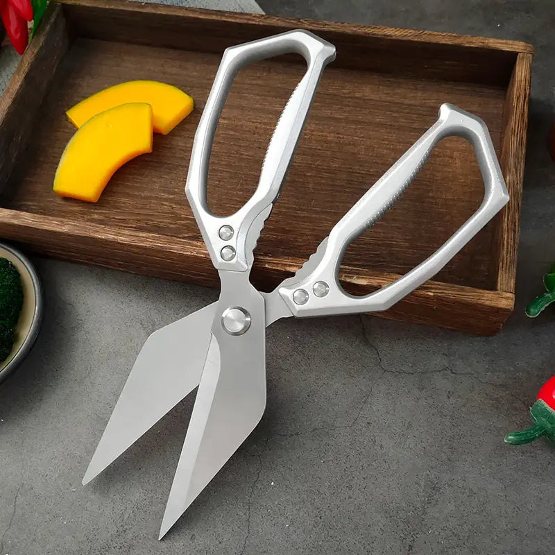 Silberne Edelstahl-Multifunktionsküchenscheren mit ergonomischen strukturierten Griffen und scharfen, spitzen Klingen.