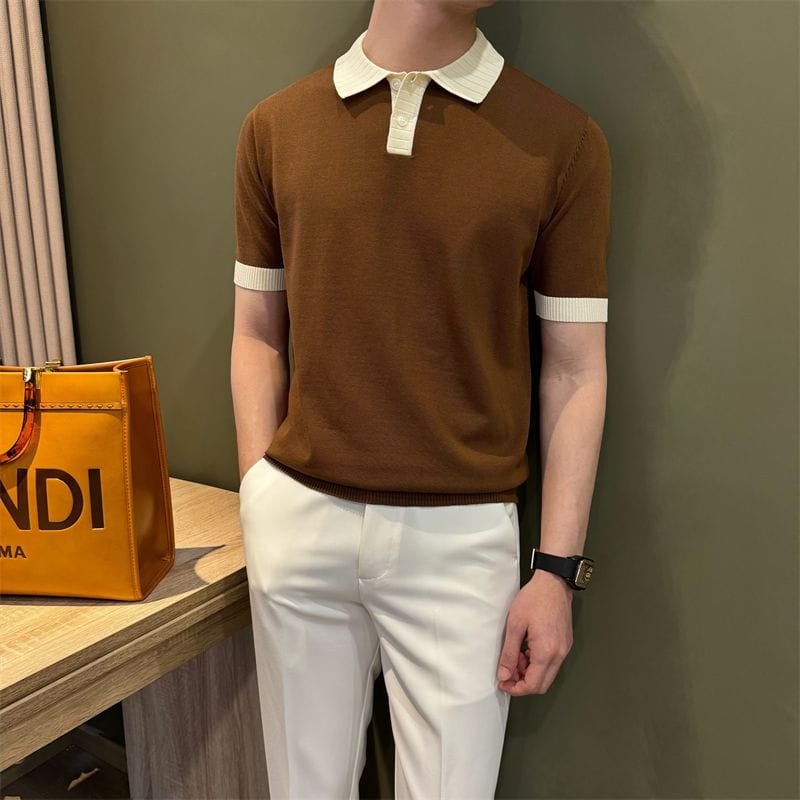 Camiseta tipo polo de punto marrón con diseño de bloques de color, con cuello blanco y puños de las mangas, que presenta un diseño a bloques de color en tejido de punto suave.