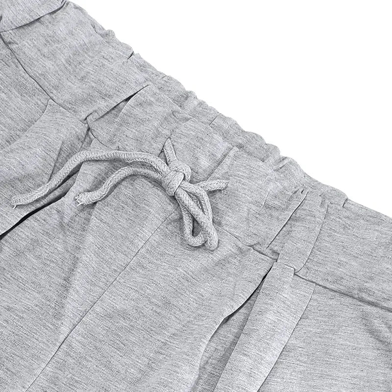 Pantalones jogger color gris jaspeado para hombre con cintura de cordón a juego, incluidos en el conjunto veraniego casual de dos piezas de camiseta y pantalones cortos.