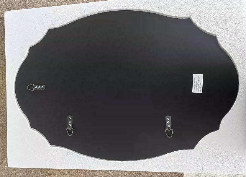 Miroir de salle de bains ovale noir, avec une quincaillerie de fixation ornementale à finition argentée, présentant un style de miroir élégant pour une décoration murale
