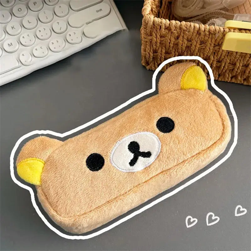 weiches hellbraunes Plüsch-Kawaii-Rilakkuma-Stiftetui mit gelben Innenohren und bestickten schwarzen Augen und Nase