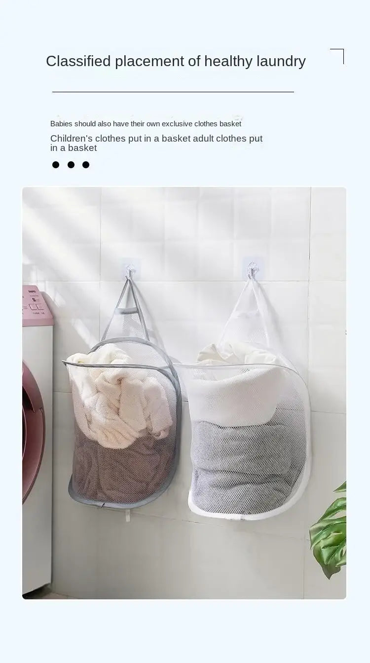 Panier en maille de rangement pour linge pliable gris, avec bordure blanche et poignées suspendues, conçu comme organisateur de panier à linge pour les vêtements des enfants.
