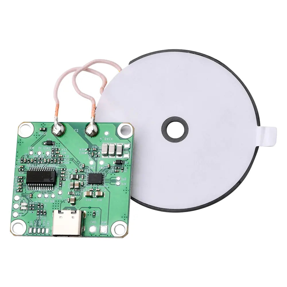 Grüne Schaltplatine mit USB-Port und Kupferdrähten, verbunden mit einer weißen, kreisförmigen drahtlosen Ladefläche, die ein drahtloses Lade-Übertragermodul mit Schnellladefunktion zeigt, für drahtlose Ladefunktion.