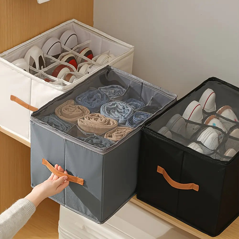 organisateur de rangement pour chaussures en tissu gris avec panneaux avant transparents et poignées imitation cuir beige, fabriquées en tissu d’oxford, pour un usage pliable dans le rangement des vêtements et des chaussures