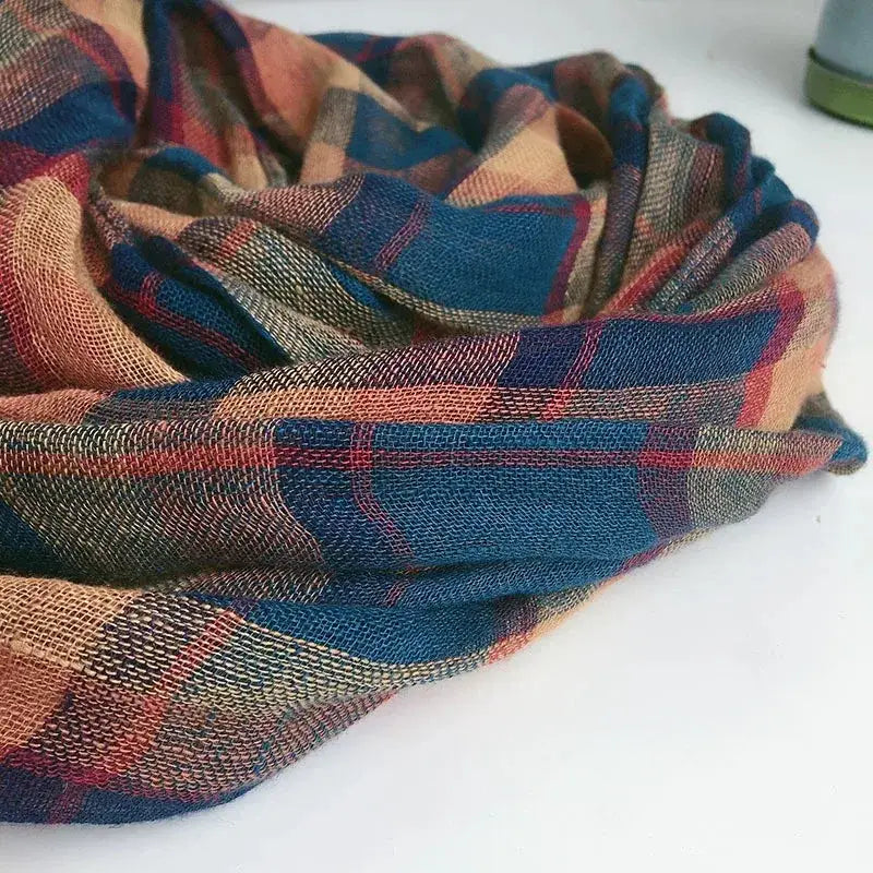 Bufanda escocesa tejida acogedora en tonos azul, naranja y rojo, con diseño largo tejido en punto ligero para mujer.