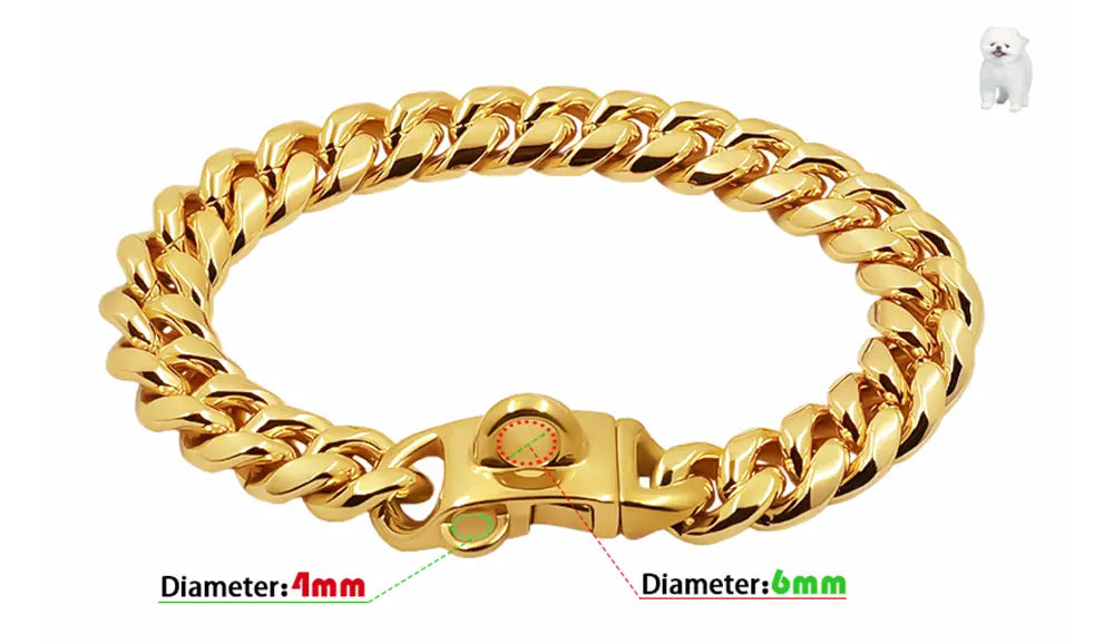 Collar para perro de acero inoxidable color dorado, estilo eslabón cubano, con un cierre que presenta un detalle circular naranja.